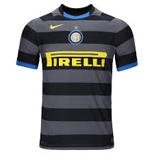 La nuova prima maglia dell'inter per la stagione 2020/21 era già stata svelata da tempo, ma ora che anche l'inter e soprattutto la nike che l'ha disegnata l'hanno ufficializzata, è tornato a scatenarsi il mondo del web con foto, meme e sfottò che criticano le righe a zig zag del nuovo design. Da Oggi In Vendita La Nuova Maglia Third 2020 2021 News