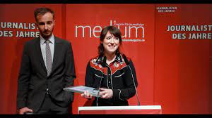 Auch jan böhmermann und charlotte roche dürfen auf eine trophäe. Roche Bohmermann Unterhaltungsjournalisten Des Jahres 2012 Youtube