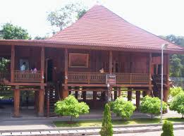Entah itu bersantai bersama, melakukan musyawarah, menyelenggarakan hajatan sederhana, melaksanakan pertemuan, menjamu tamu dan lain sebagainya. 4 Rumah Adat Lampung Gambar Penjelasan Lengkap