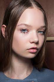 But to make your forehead appear smaller, you should apply a little extra makeup on your eyes. How To Make Your Forhead Look Smaller Or Larger