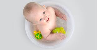 Wenn das erste baden ihres babys bevorsteht, sind viele junge eltern sehr. Babybaden Baden Im Badeeimer Baby At