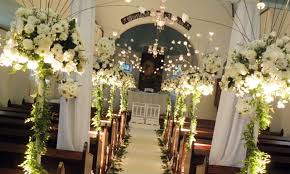 Celebráis vuestra boda en la iglesia, pero no sabéis cómo decorar el pasillo al altar. Decoracion De Iglesias Con Flores