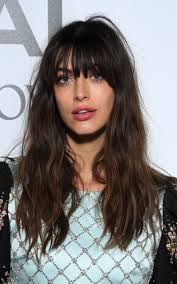 Si chiama “stile alla francese” e prevede che i capelli siano lisci con frangia lunga che copre un po’ gli occhi. La Frangia Lunga Alla Francese E Il Trend Dell Estate 2021 Vanity Fair Italia