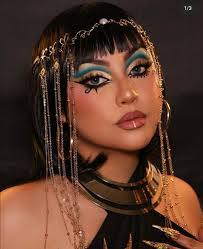 Sarah Scheer's Instagram, Twitter & Facebook