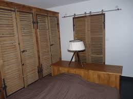 Volets Persiennes Montes Coulissants Sur Rail Apparent Metallique Avec Galets Porte Placard Persienne Deco Salle A Manger Decoration Maison