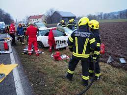 Menschen, die in not geraten sind, zu helfen. Schwerer Verkehrsunfall Mit Eingeklemmten Personen Feuerwehr Mauerkirchen