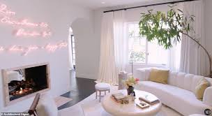 My life involves a lot of chaos and travel and high energy, so i wanted a home that feels serene, a. Kendall Jenner Gives The World A Glimpse Into Her Bohemian La Mansion Dream Home Design Jenner House Home