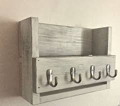 Ce Magnifique Porte Cles En Bois Rustique Et Le Poster Organisateur Est Fabrique A Partir De Bois Recupere Princi Rustic Keys Key Holder Diy Wooden Key Holder