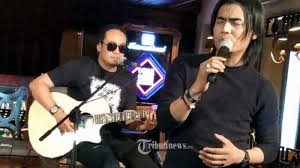 Grup ini didirikan oleh ilham febry alias pepep (drum), dedy sudrajat alias pepeng (gitar), muhammad charly van houten alias charly (vokalis), dan iman rush (gitaris). Chord Dan Lirik Lagu Aku Masih Sayang St12 Kunci Gitar C Aku Sungguh Masih Sayang Padamu Tribun Manado