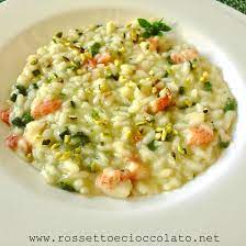 Tritate lo scalogno e fatelo rosolare con poco olio a fuoco dolce in una padella dai bordi alti. Risotto Con Gamberetti Zucchine E Pistacchi Rossetto Cioccolato