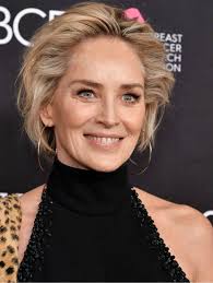 Galeries de photos et articles proposant des conseils pour trouver une coiffure adaptee lorsque lon a plus de 50 ou 60 ans pour rester chic et elegante. Coupe De Cheveux Femme 60 Ans Faut Il Garder Ses Cheveux Blancs Ou Gris A 60 Ans Quelle Coupe De Cheveux A 60 Ans