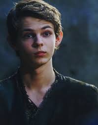 Robbie Kay Peter Pan From Ouat This Man Is Beautiful On A Side Note Were Also The Same Age Once Upon A Time Peter Pan Robbie Kay Peter Pan Peter