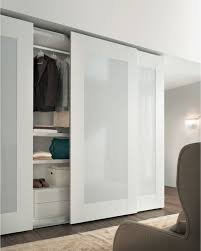 Zamechatelnyj Shkaf S Razdvizhnymi Poluprozrachnymi Dvermi Hotite Takoj Zhe Stavte V Komme Modern Closet Doors Wardrobe Doors Bedroom Closet Design