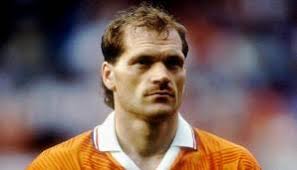 Ronald koeman wipes his backside on olaf thon's shirt eliminated in the euro 80 groups, the dutch hadn't even reached the tournaments in 82, 84 and 86. Olaf Thon Wird 55 Als Sich Ronald Koeman 1988 Mit Seinem Trikot Den Hintern Abwischte Seite 1