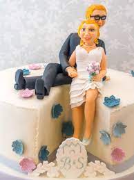 Wer kein traditionelles brautpaar auf der torte wünscht, kann die spitze natürlich auch anders dekorieren lassen, z.b. Hochzeitstorte Mit Brautpaar Figur