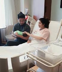 Pilihlah nama yang membawa maksud yang baik sebab nama itulah yang anak akan bawa bersama si comel pipi gebu anak kepada pelakon berbakat besar amyra rosli dan amar baharin ni pun apa kurangnya. 8 Foto Wajah Comel Bayi Lelaki Amar Baharin Amyra Rosli Tersebar Kisah Dunia