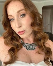 Loving this summer look! Also, I think I found a new go to nude lip! It's  @ofracosmetics Flexi Slick in “Smooth” 🙌🏻 I love the formula! It's like  an opaque gloss that