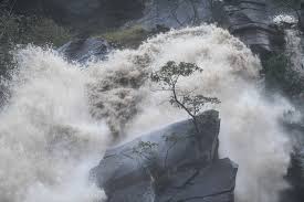 Meteo schweiz warnt, dass die niederschlagsmengen zu. Unwetter Sintflutartige Regenfalle Im Tessin Eindruckliches Bild Und Videomaterial Aus Dem Suden