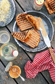 Saveurs Vegetales Croque Carottes Aux Pousses D Alfalfa Oignon Beurre De Cacahuete Beurre De Cacahuete Alimentation Idee Recette