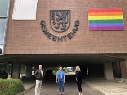Een regenboogvlag is een veelkleurige vlag bestaande uit strepen met de kleuren van de regenboog, maar dan meestal niet in elkaar overvloeiend, maar met zes of zeven egale. Jarno Hijst Regenboogvlag Aan Gemeentehuis Sint Pieters Leeuw Het Nieuwsblad Mobile