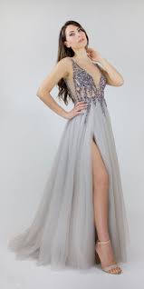 Un biglietto colorato e simpatico per festeggiare il più atteso e importante dei compleanni! Abito In Tulle Lungo Con Corpetto Ricamato E Profondo Spacco Abito Festa Di Compleanno 18 Anni Long Tulle Dress With Abiti Abiti Lunghi Abiti Da Compleanno