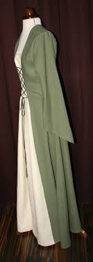Schuhe, die man 10 jahre lang benutzt und dann noch stocksauer ist, wenn sie auseinanderfallen? Brautkleid Mittelalter Mels Gewaenderey