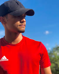 Elvis Mota's Instagram, Twitter & Facebook