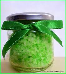 5 cucchiai di sale grosso da cucina 5 gocce di olio essenziale a piacere (anche miscele di oli essenziali) colorante alimentare (opzionale, poche gocce) Sali Da Bagno Profumati