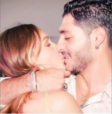 ❤️HELENA È JAVIER: amore vero e complicità pura ❤️‍🔥 Mano nella mano,  cuore contro cuore, sempre insieme in ogni avventura! 💑✨