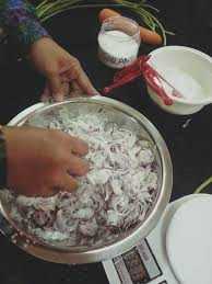 1/2 biji sengkuang 1 biji karot 3 ekor udang 3 ulas bawang. Mudahnya Buat Bawang Goreng Rangup Di Rumah