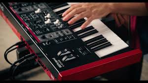 Synthesizer alat musik elektronik yang mengubah wajah musik pop