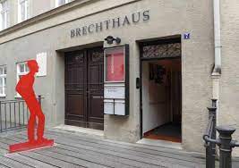 From 1953 on, bertolt brecht and helene weigel lived in the rear building of this house. Alles Uber Bertolt Brecht In Berlin Kultureller Reisetipps Amstel Travel Blog