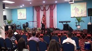 El 12 de octubre de 1999, arteaga estaba a bordo de un vuelo que partía de ayacucho a manapiare, ambas ciudades en arteaga dice que dios puso un arco iris cerca de donde cayó el avión, lo que él piensa que milagrosamente previno el hedor de los cinco cadáveres. Testimonio Impactante Carlos Arteaga Iglesia Avivamiento Mundial Pentecostal Youtube