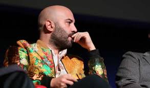 La carriera musicale inizia nel ruolo di chitarrista, ma in poco tempo si dedica anche al canto e al pianoforte. Ciao Papa Il Post Di Giuliano Sangiorgi Commuove Il Web