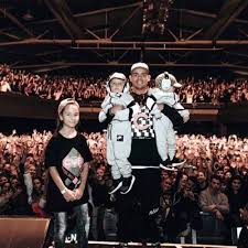 Berlin lebt 2 tour sichert euch die tickets. Capital Bra Feat Joni Dir Zu Liebe By Thetrapplug Bra Rapper Bra Meme