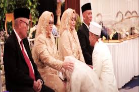 Sungkeman juga dilakukan pada saat acara pernikahan. Contoh Teks Sungkeman Mengharukan Qobiltu Co