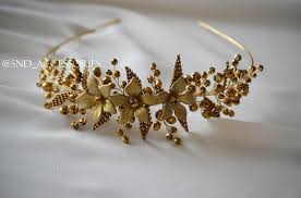 El Yapimi Kristal Taci Altin Rengi Swarovski Boncuklar Cicekler Ve Yapraklar Kullanilmistir Crystal Bridal Headpiece Tiara Hairstyles Wedding Hair Headband