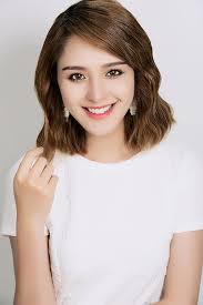 Á hậu Hoàng Anh biến hóa từ ngây thơ sang gợi cảm