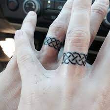 30 Romantic Wedding Ring Finger Tattoo Designs And Ideas Check More At Http Tattoo Journal Com 25 Rom Ehering Tattoo Hochzeit Tatowierungen Ehering Tattoos