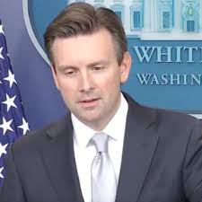 I Never Felt 'Tempted to Throw Somebody Out of the Room': Josh Earnest  Throws Shade at Spicer