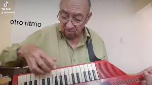 Luis Santini: Cantante de Canciones con Guitarra Eléctrica