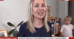 YouTube viral: niño aparece en plena entrevista en vivo de su madre para  pedirle unas galletas