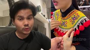 Kain sarung ini sempit dan panjangnya cuma lebih kurang separas malah ada di antara bidang tersebut yang dihiasi dengan corak bermotif tradisional yang disongketkan dengan benang emas atau perak di atas kain. Ytn2sn2a Ta63m