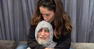 أحتفلت الفنانة الشابة رنا رئيس بعيد ميلاد والدتها خبيرة التجميل زينب حسن، ونشرت فيديو يجمعهما معًا وهي تغني لها بتلك المناسبة، عبر حسابها الخاص على موقع الصور والفيديوهات «انستجرام»، وعلقت عليه رنا وكتبت « happy birthday to. ÙˆÙØ§Ø© ÙˆØ§Ù„Ø¯ Ø±Ù†Ø§ Ø±Ø¦ÙŠØ³ Ø¨Ø¹Ø¯ ØªØ´ÙŠÙŠØ¹ Ø¬Ø«Ù…Ø§Ù† Ø¬Ø¯Ù‡Ø§ Ø¨Ø³Ø§Ø¹Ø§Øª Ø§Ù„ÙŠÙˆÙ… Ø§Ù„Ø³Ø§Ø¨Ø¹