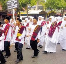 Baju batik merupakan salah satu item fashion yang wajib banget dimiliki. Pelajar Aceh Lakukan Pawai Ta Ruf 1 Muharam 1434 H