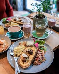 Dust Cafe Brunch Lovers Lyon 1 Restaurant Pancakes Chocolat Chaud Fromage Oeufs Brouilles Houmous Tartine Champignon En 2020 Alimentation Brunch Vegetarien Gastronomie