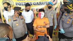 June 13, 2021 foto viral pembunuhan di masukin botol. Ini Motif Pacar Sadis Bunuh Tancapkan Bambu Gadis Garut
