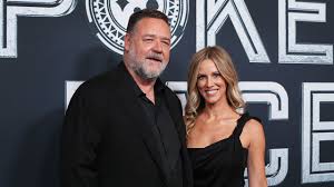 Russell Crowe’s girlfriend refused service at an Australian restaurant for not meeting dress code.