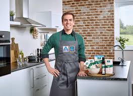 Philipp lahm mit neuem domizil am tegernsee. Philipp Lahm Schneekoppe Deal Mit Aldi Soll Sein Business Retten