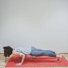 Entender Chaturanga Dandasana Anatomia Y Adaptaciones Yogui Principiante Chaturanga Yoga Principiantes Yoga